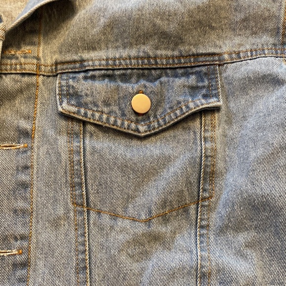 Forever 21 boxy jean jacket. Size S - Picture 3 of 5